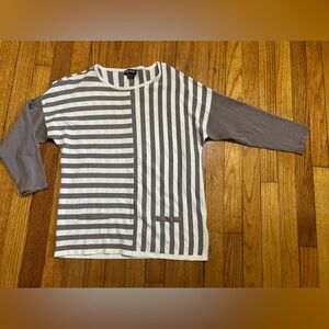 Marble Striped And Solid Women’s Sweater With Two Front Pockets Size Small